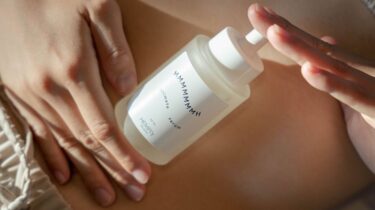 フェムケア用CBDセラム「MMMMMM」シリーズを使用する様子（ヘンプリーバランス）