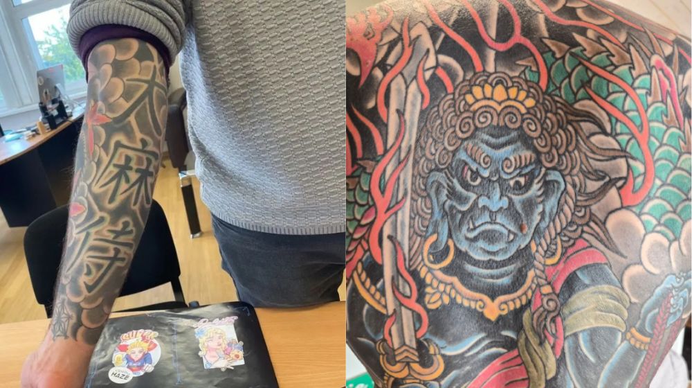 右腕に『大麻侍』の大きな漢字タトゥーを入れた男性の腕と、背中に描かれた青い鬼神（武神風）の迫力ある和彫り風フルカラー・タトゥーのアップ写真。2分割のタトゥーショット